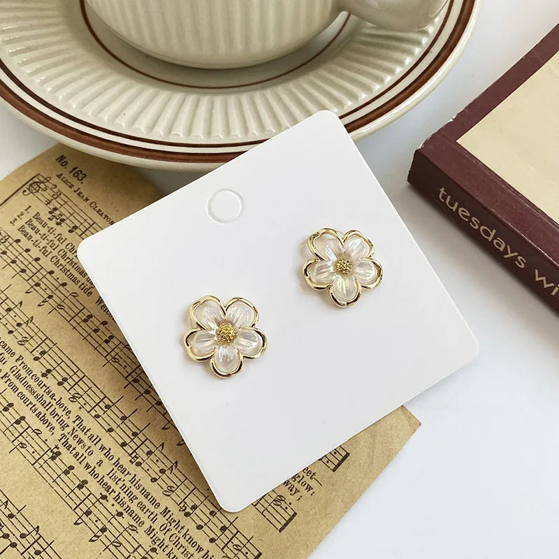 Elegant Korean Floral Stud Earrings – Small White Flower Acrylic Earrings for Women, Ideal for Weddings and Parties
