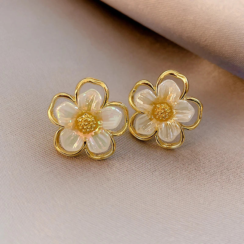 Elegant Korean Floral Stud Earrings – Small White Flower Acrylic Earrings for Women, Ideal for Weddings and Parties