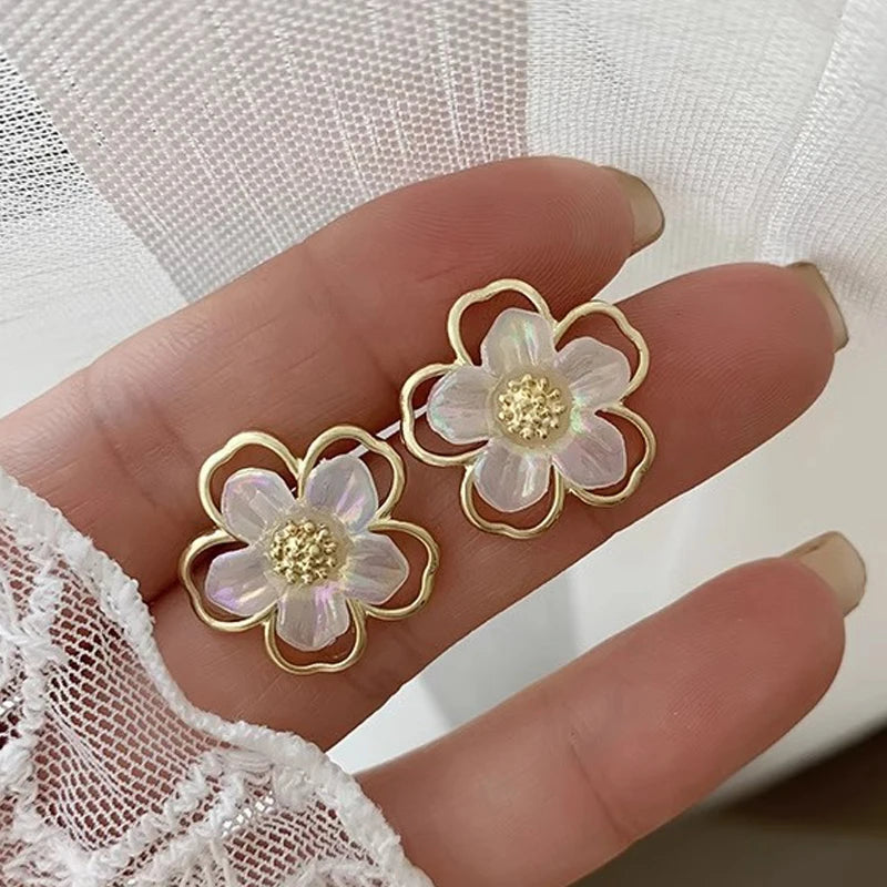 Elegant Korean Floral Stud Earrings – Small White Flower Acrylic Earrings for Women, Ideal for Weddings and Parties