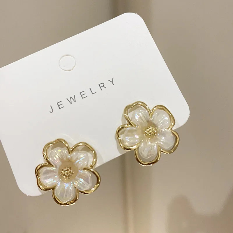 Elegant Korean Floral Stud Earrings – Small White Flower Acrylic Earrings for Women, Ideal for Weddings and Parties